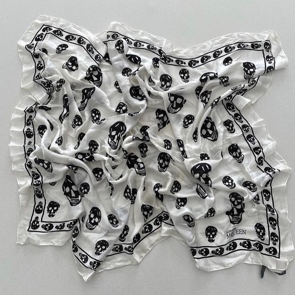 Alexander McQueen Accessories - Alexander McQueen silk skull scarf